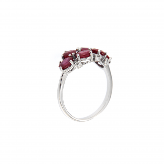 Anello in oro bianco 18kt con rubini ovali 5x4mm e diamanti G VS1