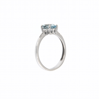 Anello in oro bianco 18kt con acquamarina ovale 8x6mm e diamanti GVS1 ai lati della pietra centrale