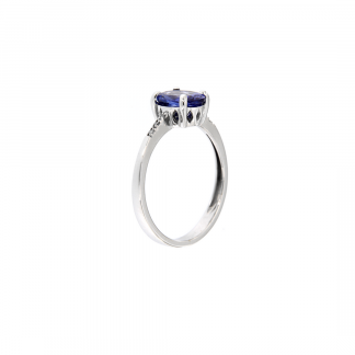 Anello in oro bianco 18kt con tanzanite taglio ovale 8x6mm e diamanti GVS1