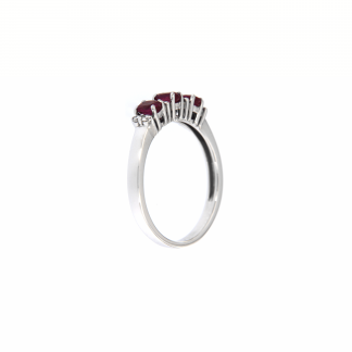 Anello in oro bianco 18kt con rubini ovali 4x3mm e diamanti G VS1