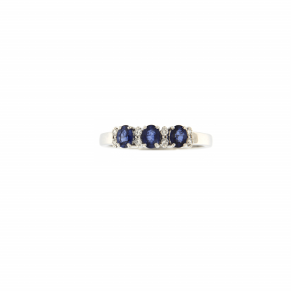 Anello in oro bianco 18kt con zaffiri blu ovali 4x3mm e diamanti G VS1