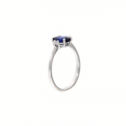 Anello in oro bianco 18kt con zaffiro blu ovale 8x6mm e diamanti G VS1