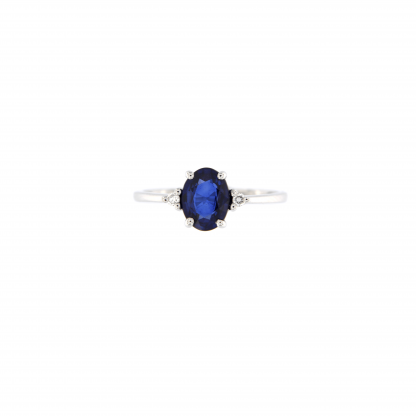 Anello in oro bianco 18kt con zaffiro blu ovale 8x6mm e diamanti G VS1