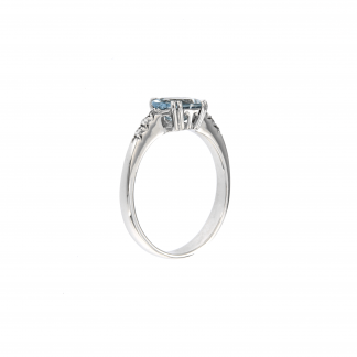 Anello in oro bianco 18kt con acquamarina ovale 8x6mm e diamanti GVS1
