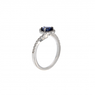 Anello in oro bianco 18kt con zaffiri blu taglio cuore 6mm e diamanti G VS1