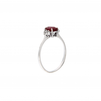 Anello in oro bianco 18kt con rubino ovale 7x5mm e diamanti G VS1