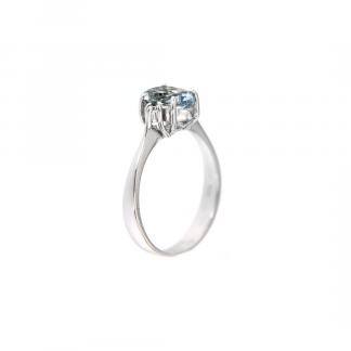 Anello in oro bianco 18kt con acquamarina ovale 8x6mm e due diamanti GVS1 ai lati della pietra centrale