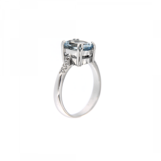 Anello in oro bianco 18kt con acquamarina ovale 10x8mm e diamanti GVS1 lungo la montatura