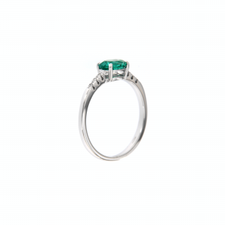Anello in oro bianco 18kt con smeraldo ovale 7x5mm e diamanti G VS1