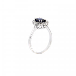 Anello in oro bianco 18kt con zaffiro blu ovale 8x6mm e diamanti G VS1