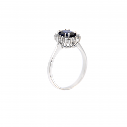 Anello in oro bianco 18kt con zaffiro blu ovale 8x6mm e diamanti G VS1