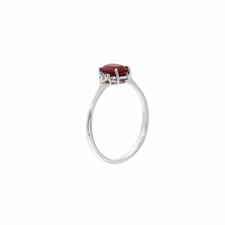 Anello in oro bianco 18kt con rubino ovale 7x5mm e diamanti G VS1 ai lati della pietra centrale