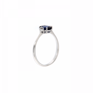 Anello in oro bianco 18kt con zaffiro blu ovale 7x5mm e diamanti G VS1 ai lati della pietra centrale