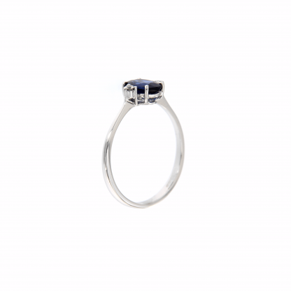 Anello in oro bianco 18kt con zaffiro blu ovale 7x5mm e diamanti G VS1 ai lati della pietra centrale