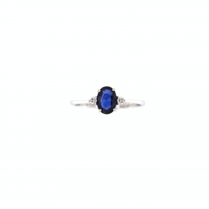 Anello in oro bianco 18kt con zaffiro blu ovale 7x5mm e diamanti G VS1 ai lati della pietra centrale