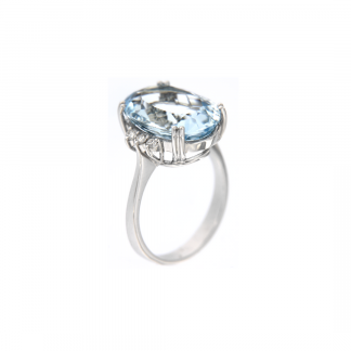 Anello in oro bianco 18kt con acquamarina ovale 16x12mm e diamanti GVS1