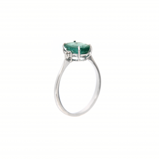 Anello in oro bianco 18kt con smeraldo ovale 9x7mm e diamanti G VS1