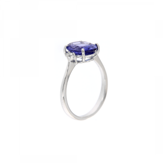 Anello in oro bianco 18kt con tanzanite taglio ovale 10x8mm e diamanti GVS1