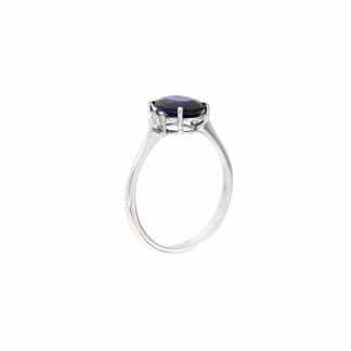 Anello in oro bianco 18kt con zaffiro blu ovale 9x7mm e diamanti G VS1