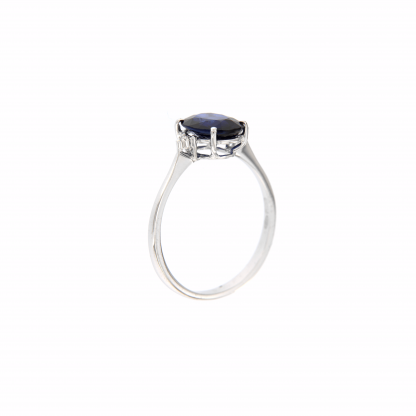 Anello in oro bianco 18kt con zaffiro blu ovale 9x7mm e diamanti G VS1