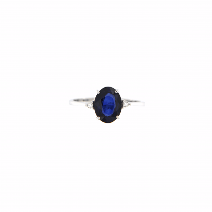 Anello in oro bianco 18kt con zaffiro blu ovale 9x7mm e diamanti G VS1