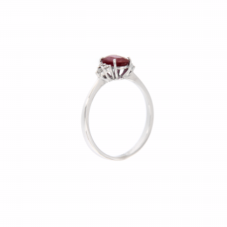Anello in oro bianco 18kt con rubino ovale 7x5mm e tre diamanti G VS1 per lato