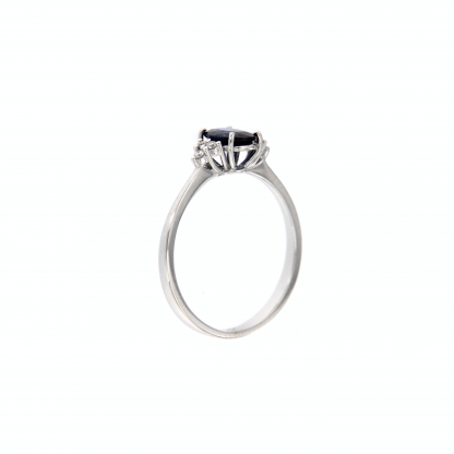 Anello in oro bianco 18kt con zaffiro blu ovale 7x5mm e tre diamanti G VS1 per lato