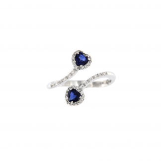Anello in oro bianco 18kt con zaffiri blu taglio cuore 4mm e diamanti G VS1