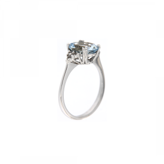Anello in oro bianco 18kt con acquamarina ovale 10x8mm e diamanti GVS1 ai lati della pietra centrale