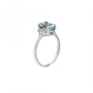 Anello in oro bianco 18kt con acquamarina ovale 10x8mm e diamanti GVS1