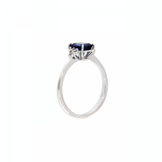 Anello in oro bianco 18kt con zaffiro blu ottagonale 7x5mm e diamanti G VS1