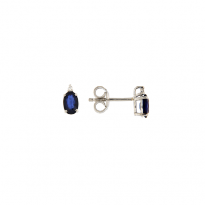 Orecchini in oro bianco 18kt con zaffiro blu taglio ovale 6x4mm e diamanti GVS1